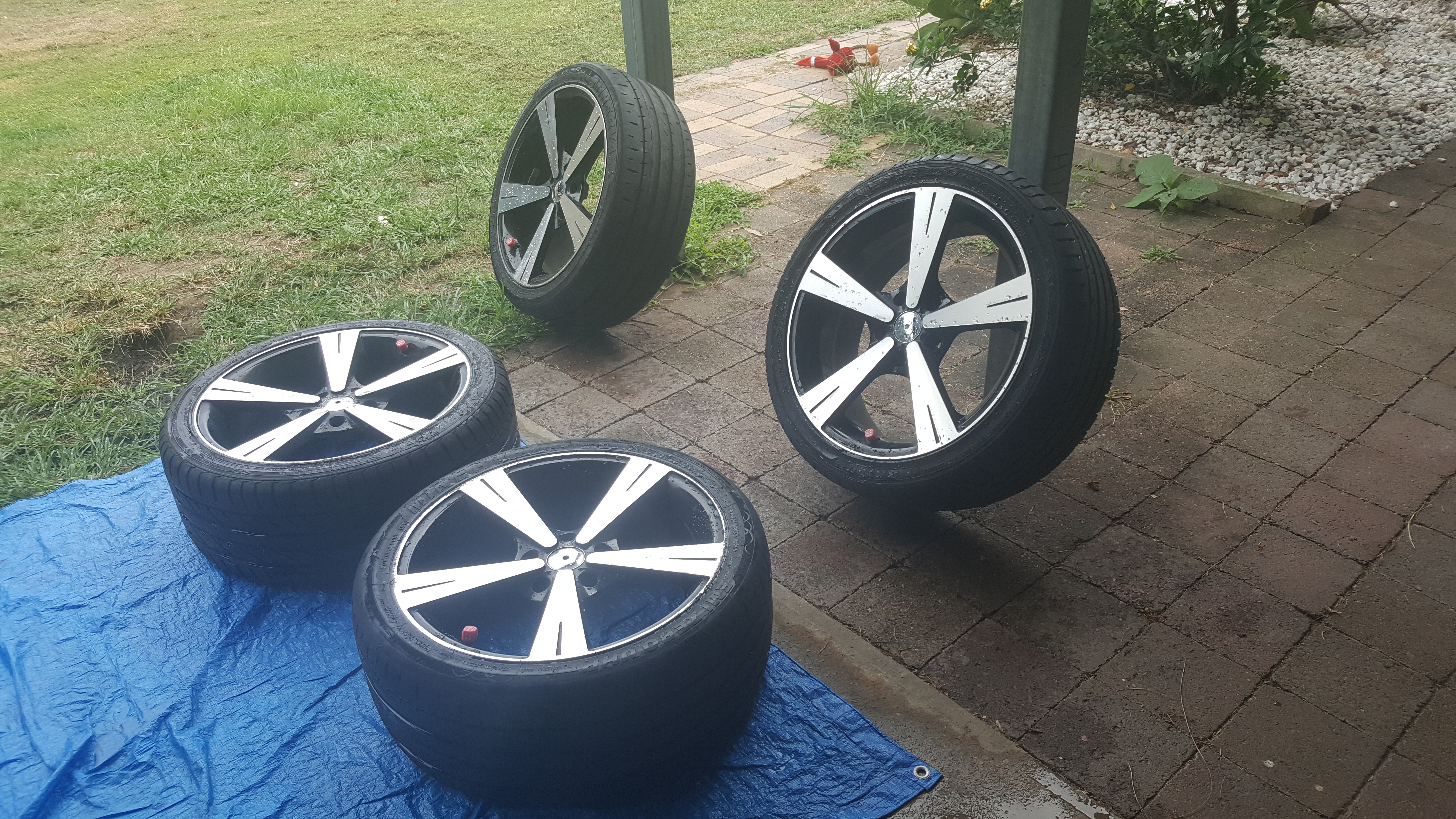 18 INCH Black and Alloy MAGS With Tyres