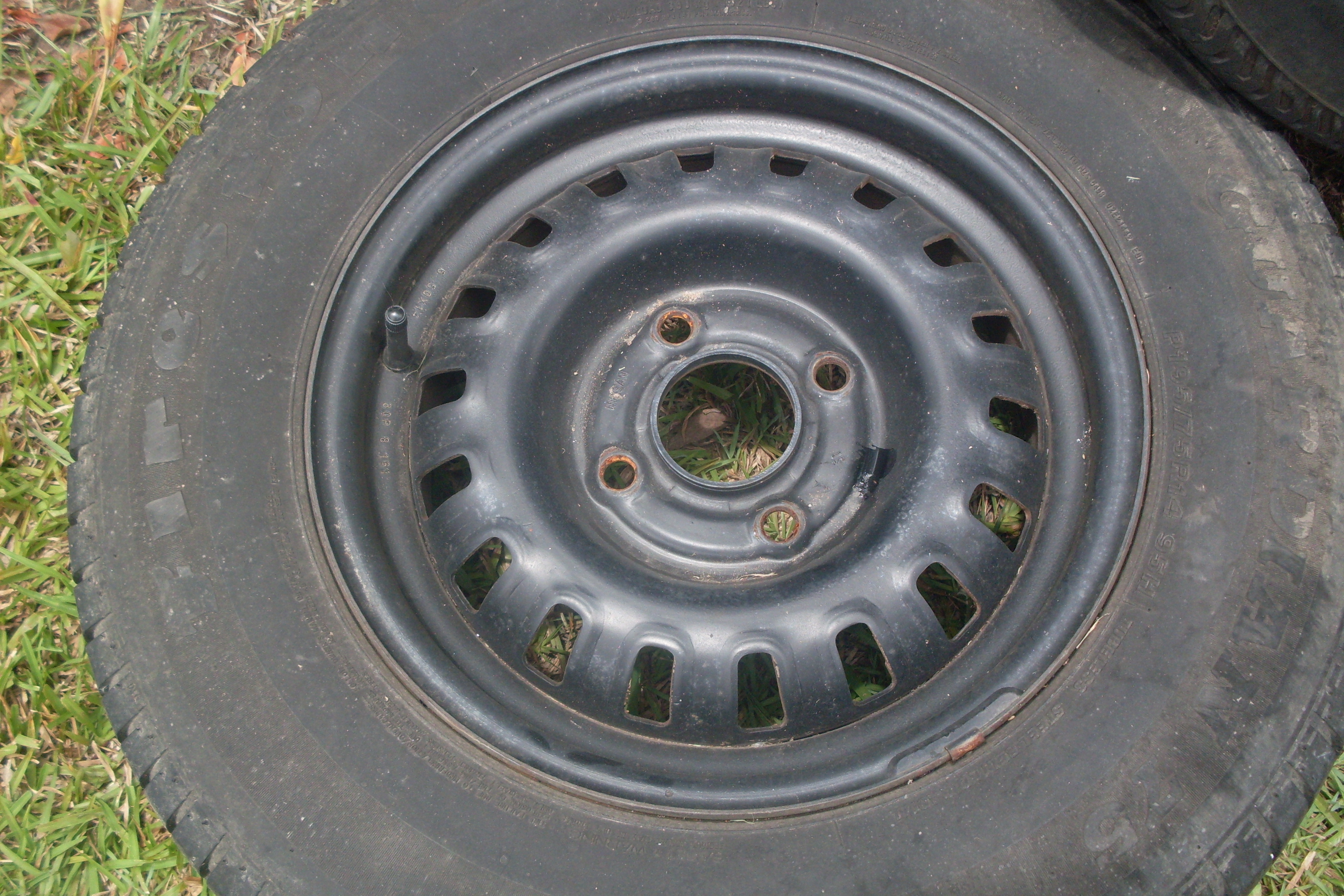 Nissan pintara wheel size