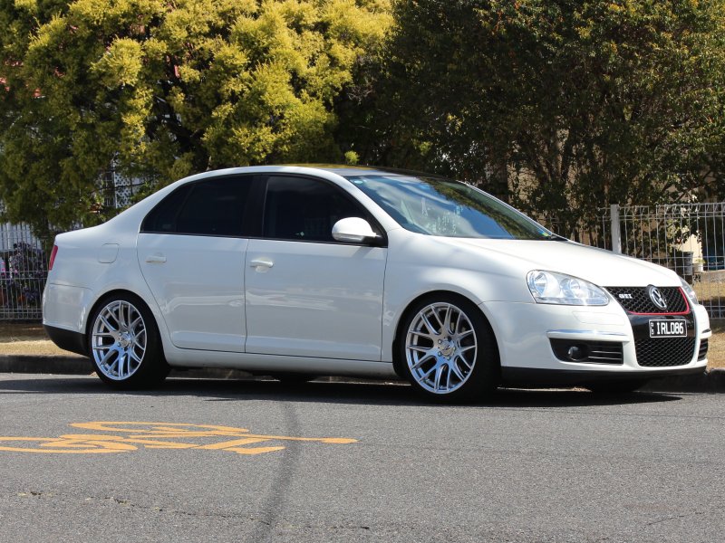 VW Jetta 5 r17